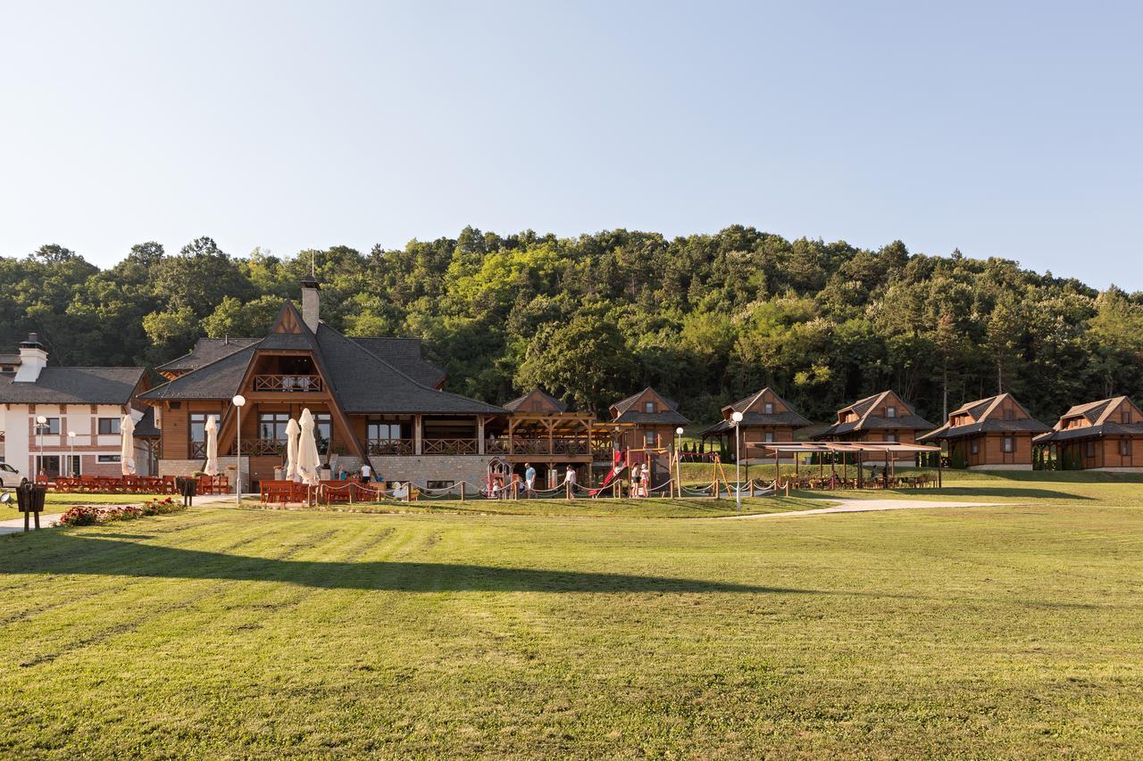 Etno Naselje Vrdnicka Kula Bed & Breakfast Vrdnik Dış mekan fotoğraf