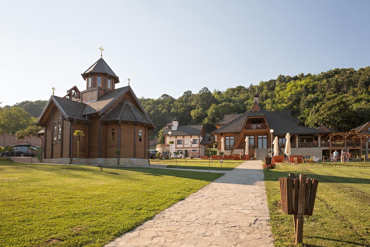 Etno Naselje Vrdnicka Kula Bed & Breakfast Vrdnik Dış mekan fotoğraf