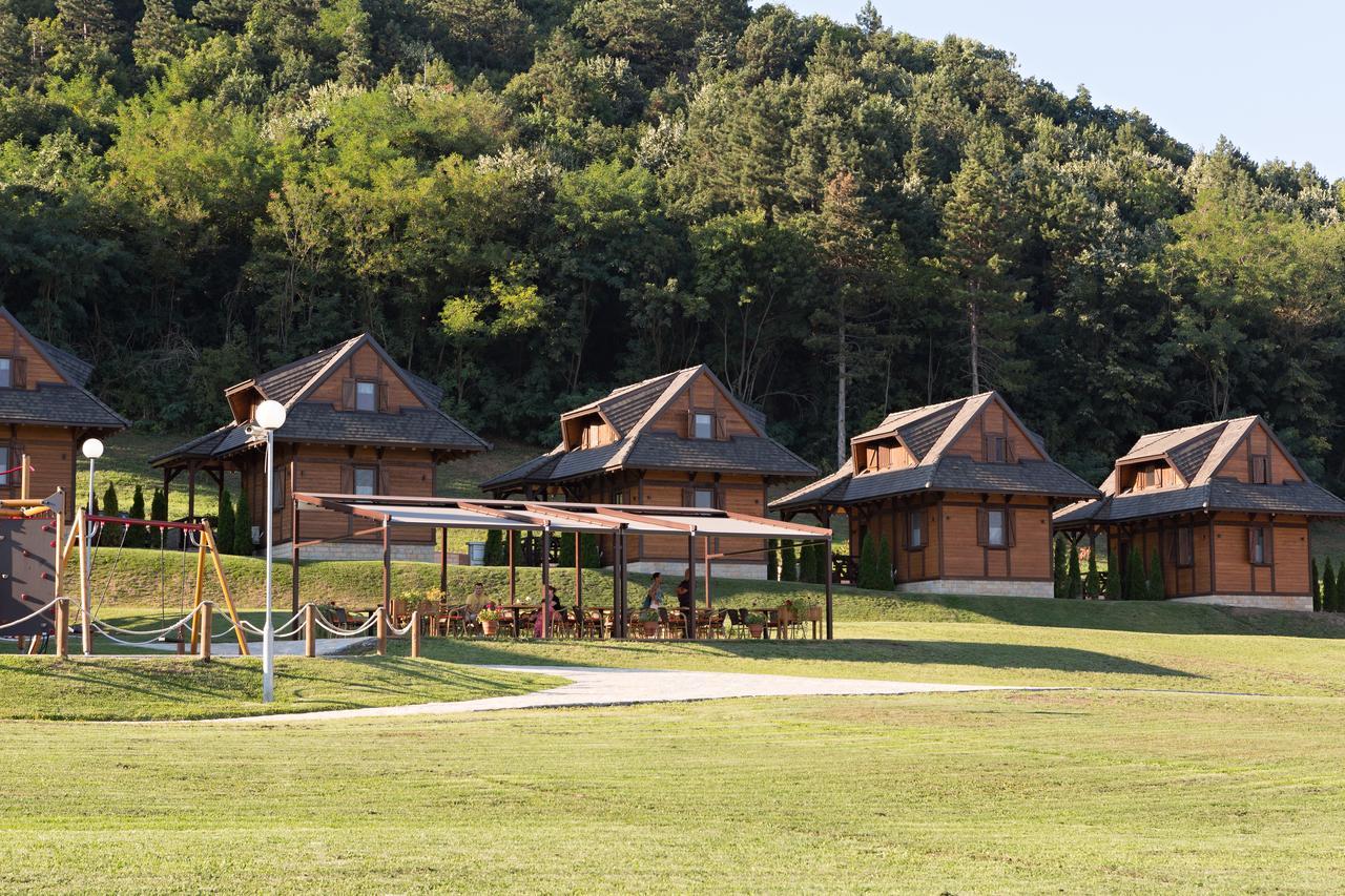 Etno Naselje Vrdnicka Kula Bed & Breakfast Vrdnik Dış mekan fotoğraf