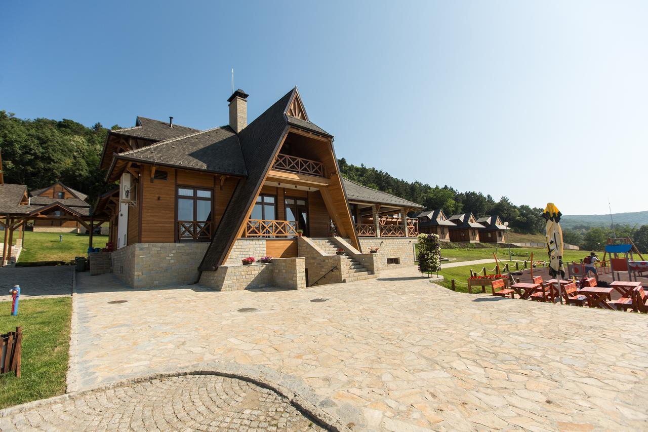 Etno Naselje Vrdnicka Kula Bed & Breakfast Vrdnik Dış mekan fotoğraf