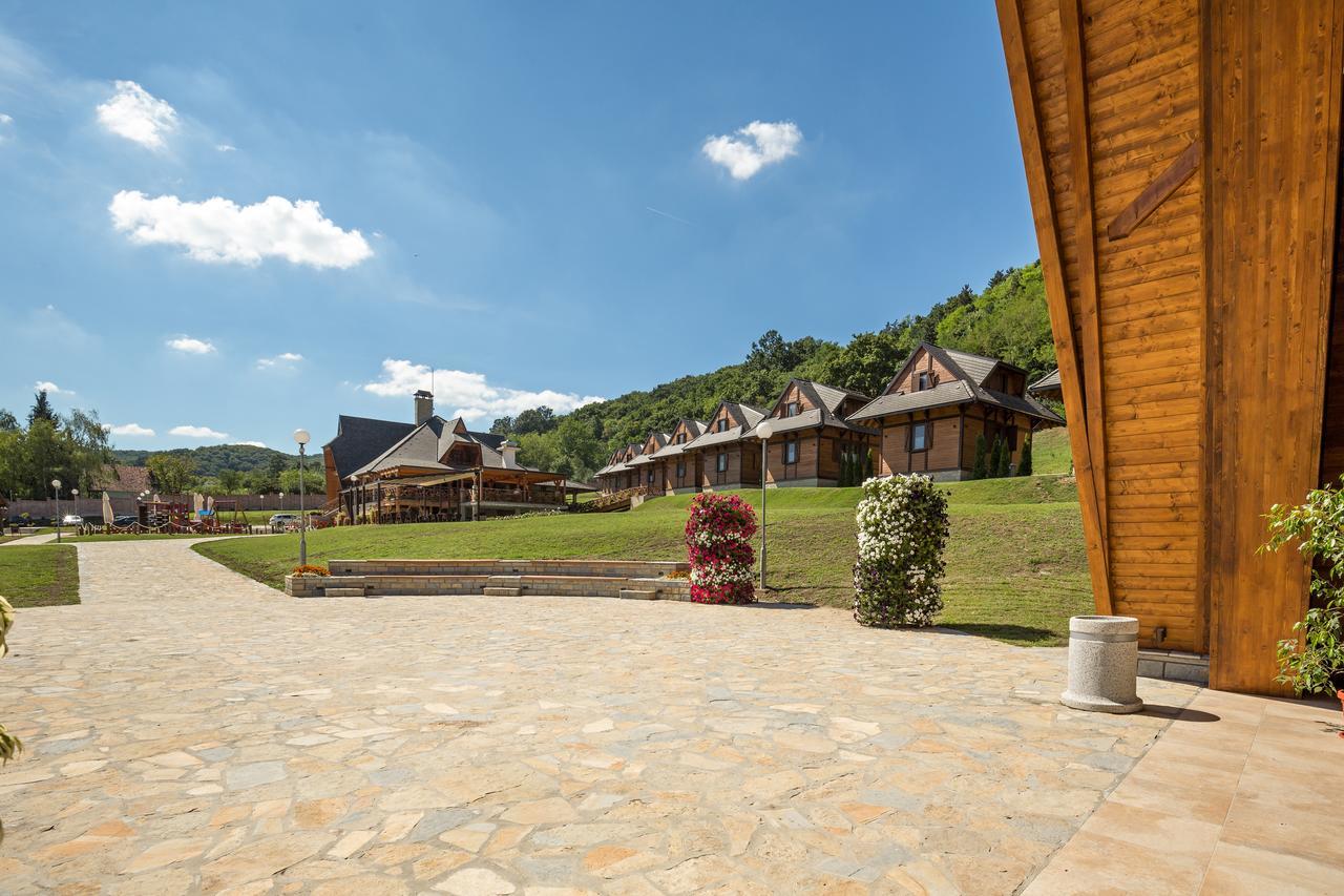 Etno Naselje Vrdnicka Kula Bed & Breakfast Vrdnik Dış mekan fotoğraf