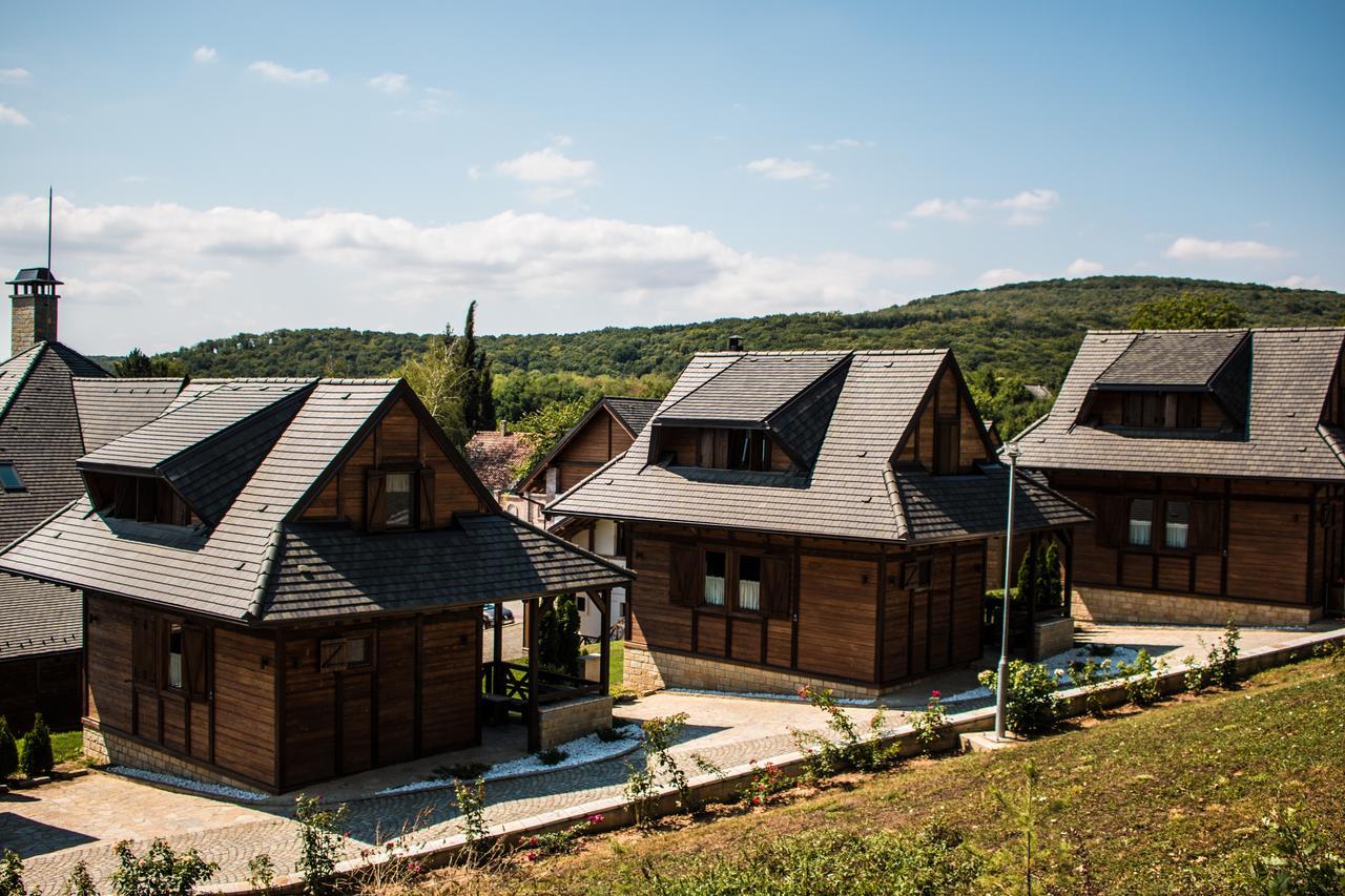 Etno Naselje Vrdnicka Kula Bed & Breakfast Vrdnik Dış mekan fotoğraf
