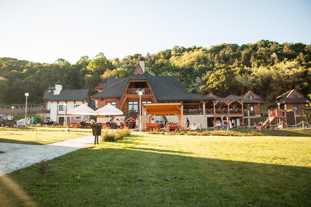 Etno Naselje Vrdnicka Kula Bed & Breakfast Vrdnik Dış mekan fotoğraf